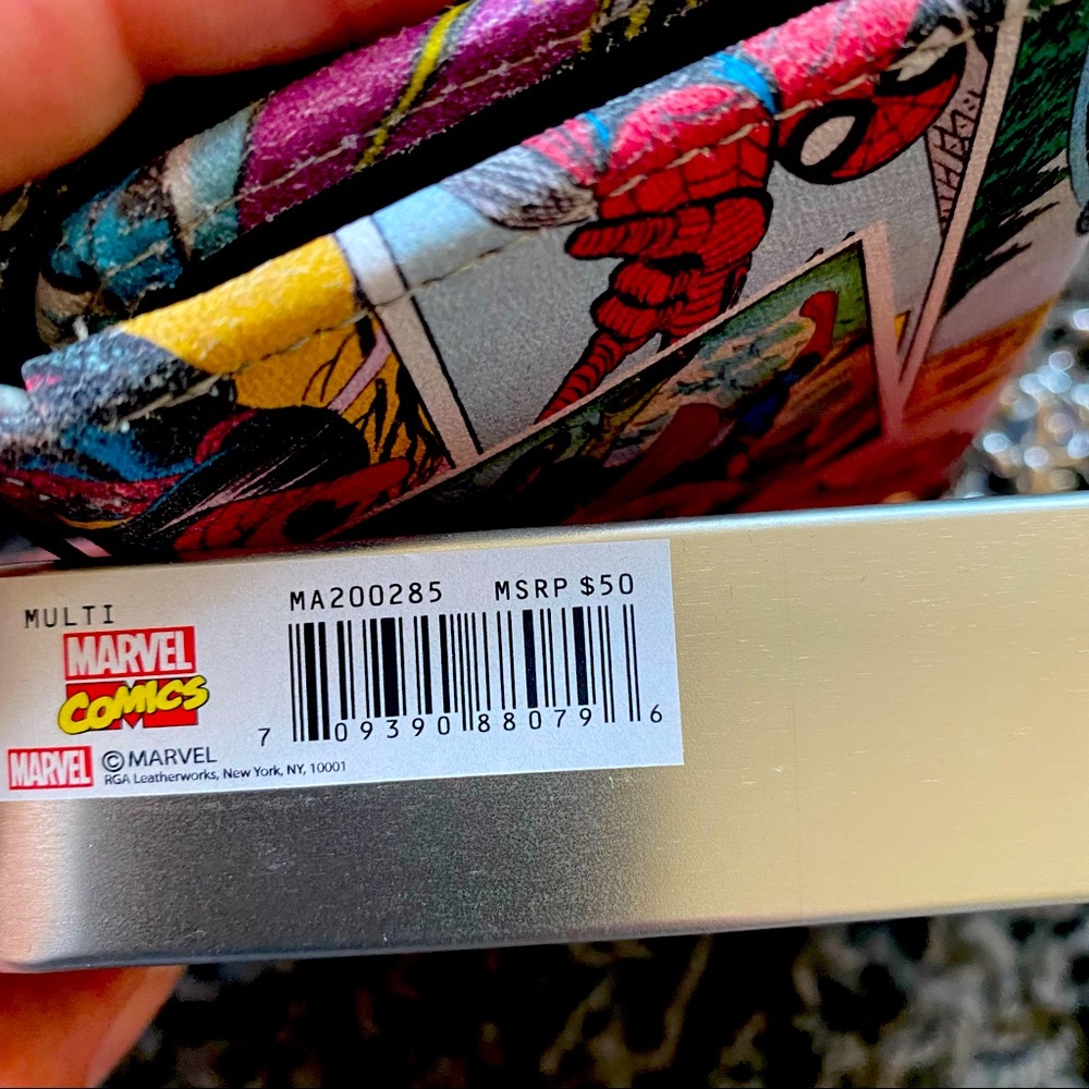 MARVEL Spider-Man trifold wallet and collector tin - Picture 9 of 11